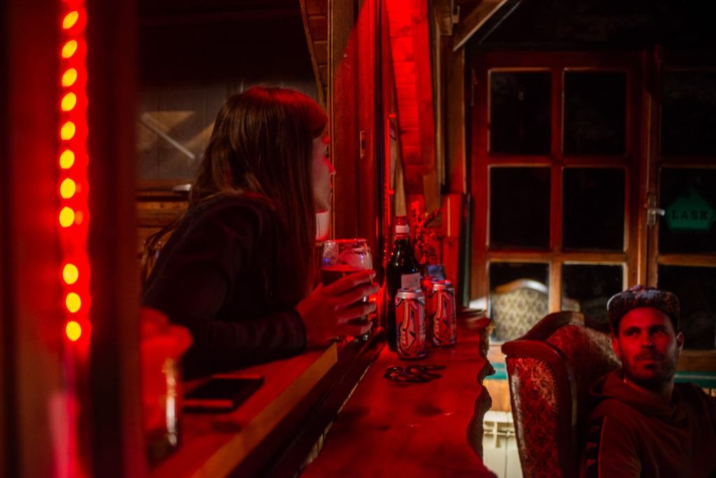 Ambiente del bar del hostel con luces y buena onda