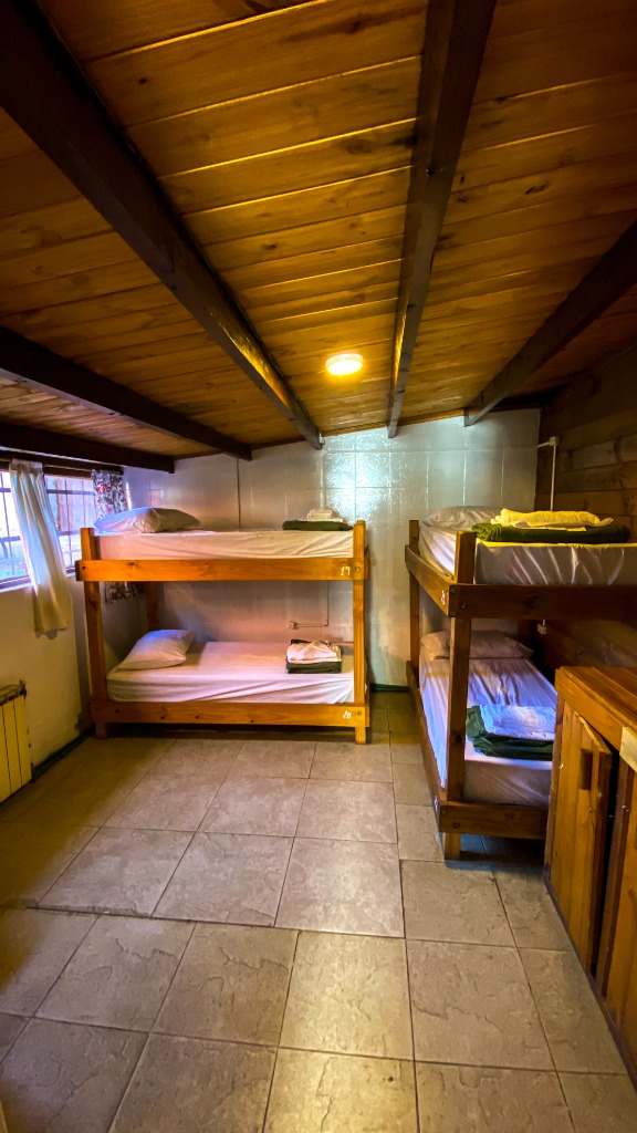 Habitación compartida luminosa con camas de madera de ciprés