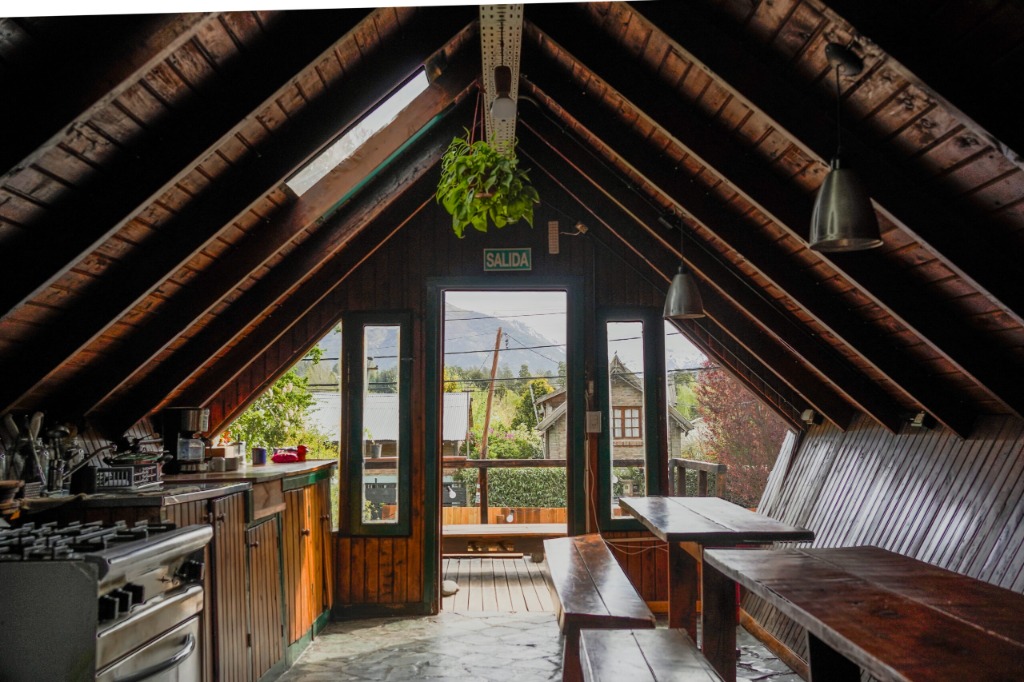 Cocina compartida estilo alpino, amplia y super equipada