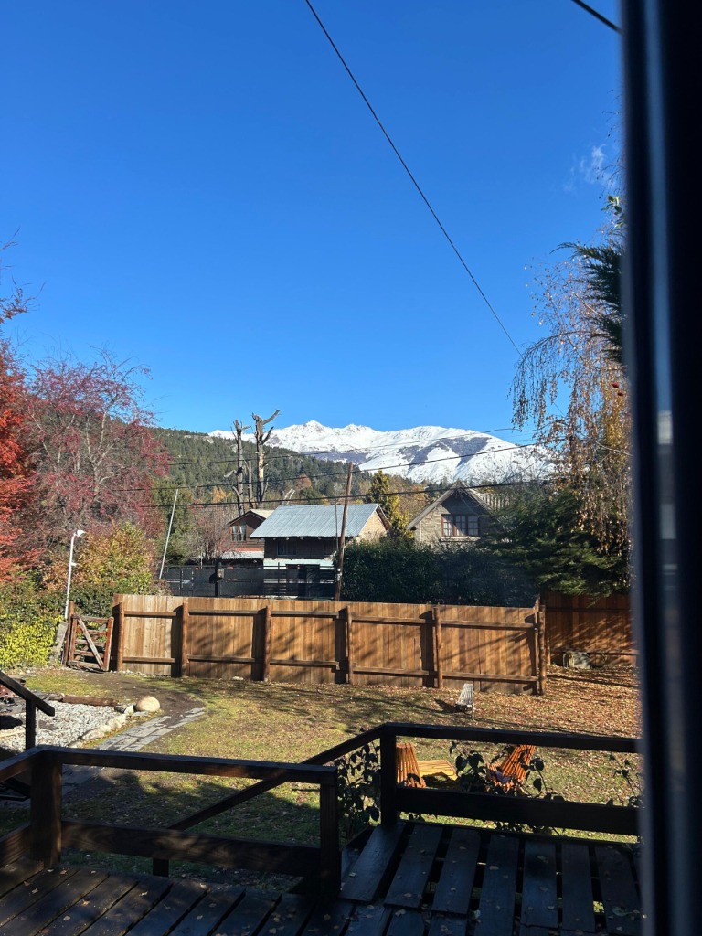 Vista increíble del Cerro Catedral desde el jardín del hostel