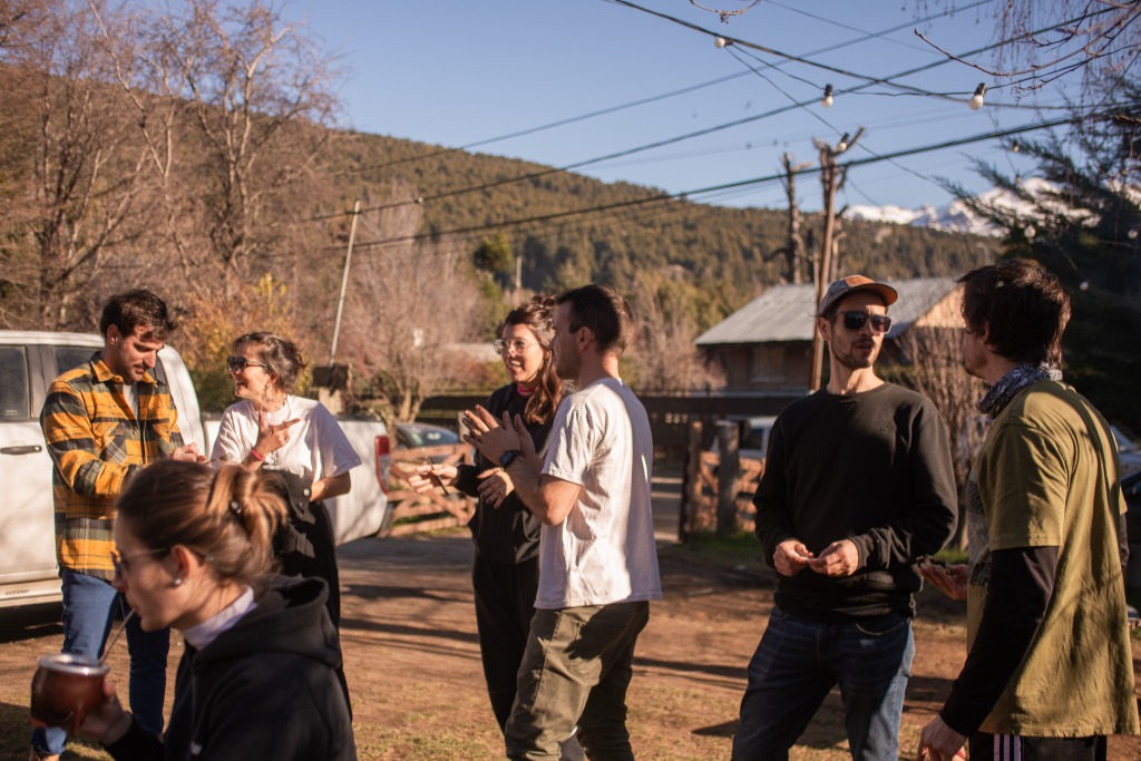 Grupo de amigos compartiendo mate y charlas en el jardín
